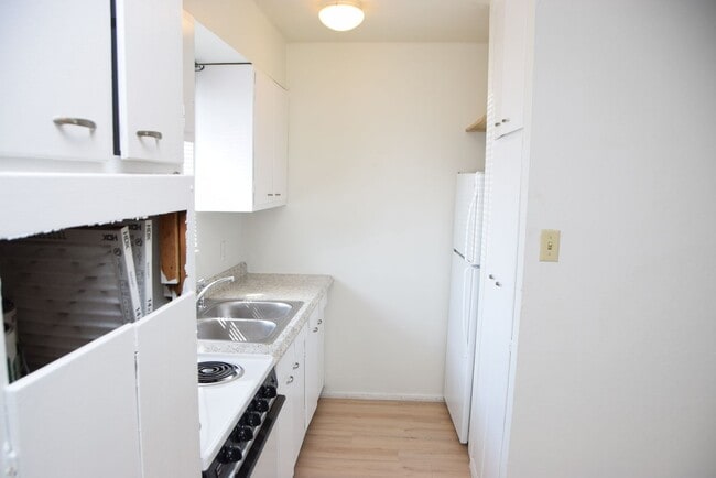 Building Photo - 1 BEDROOM WITH GRASS COURTYARD