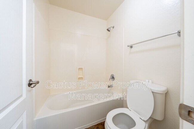 Building Photo - 2721 E Bart St