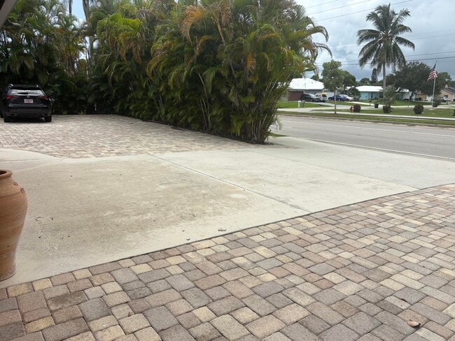 Building Photo - 1257 SE Airoso Blvd