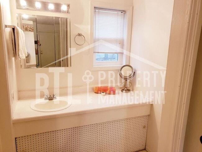 Building Photo - Cozy 1 bedroom Lake condo!!