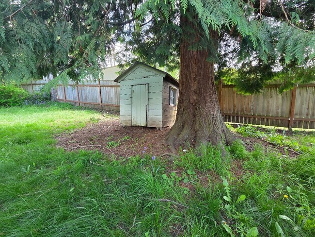 Building Photo - 3 Bedroom, 1 Bath Single Family Home!