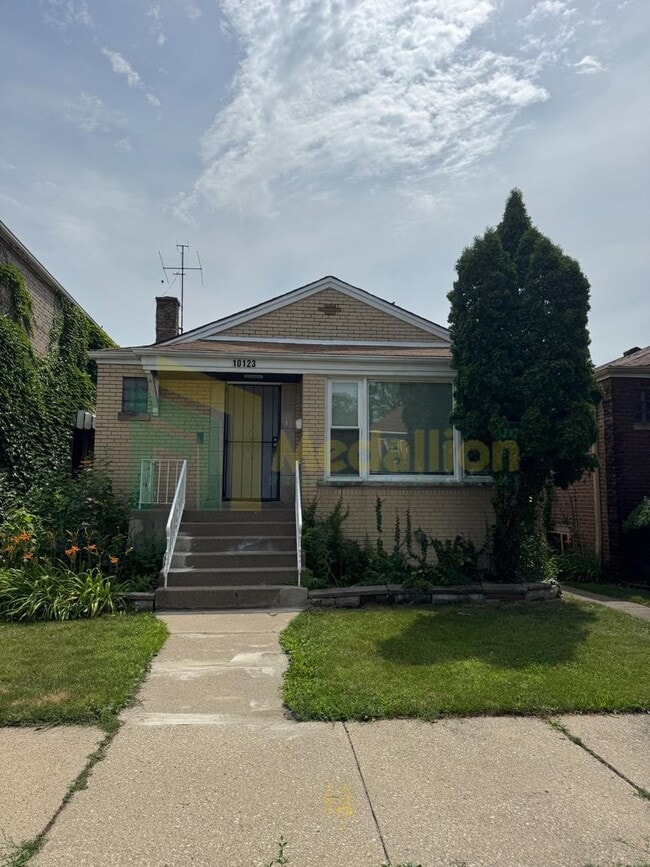 Primary Photo - Brick Bungalow 4 bed 2 bath + Bonus area i...