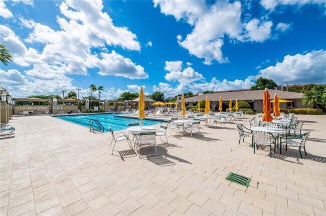 Building Photo - 2101 Lucaya Bend