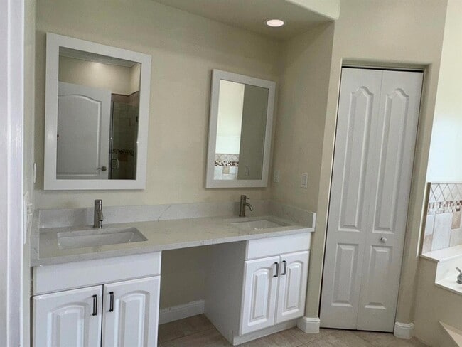 Building Photo - 969 Meadow Ave