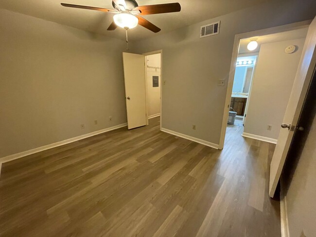 Building Photo - AUGUST MOVE IN - 2 Bedroom 2 Bathroom on t...