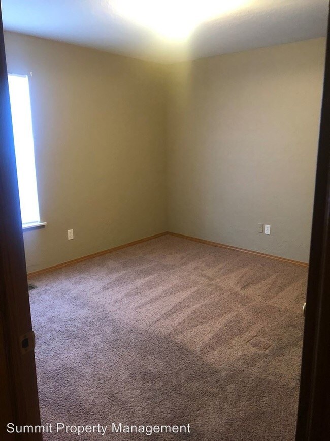 Building Photo - 522-524 E Rogers Dr