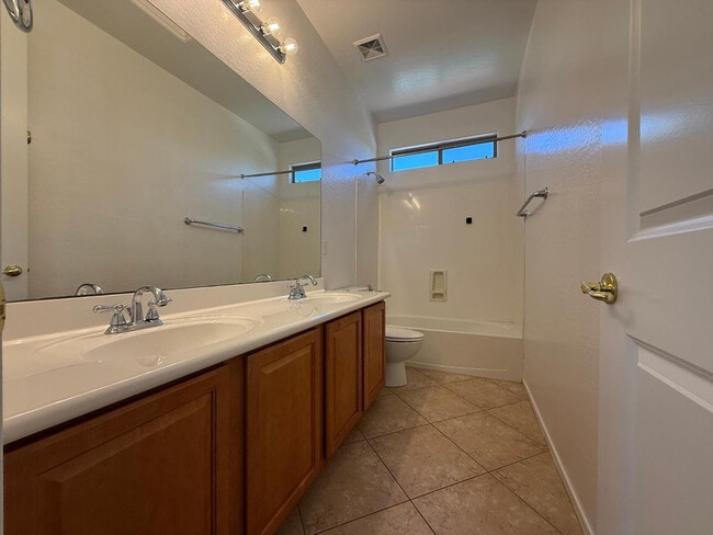 Building Photo - 906 W Glenmere Dr