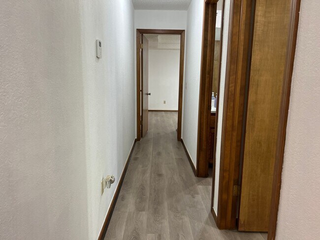 Building Photo - Spacious 3 Bedroom