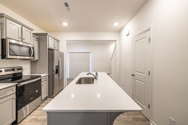 Building Photo - 2 Bedroom Townhome in Lowell (Minutes from I-85)- MOVE IN READY