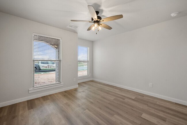 Building Photo - Pre leasing for July: 4-Bedrooms, 2-Bathroom