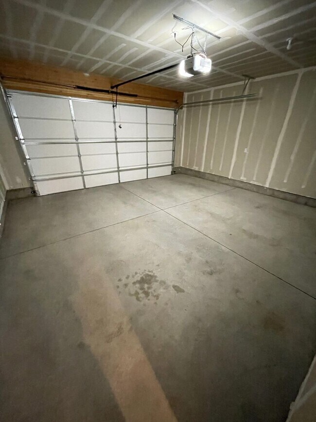 Building Photo - Spacious 3 Bed 2.5 Bath Townhome for Rent ...