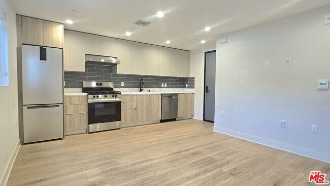 Building Photo - 1530 S Hayworth Ave