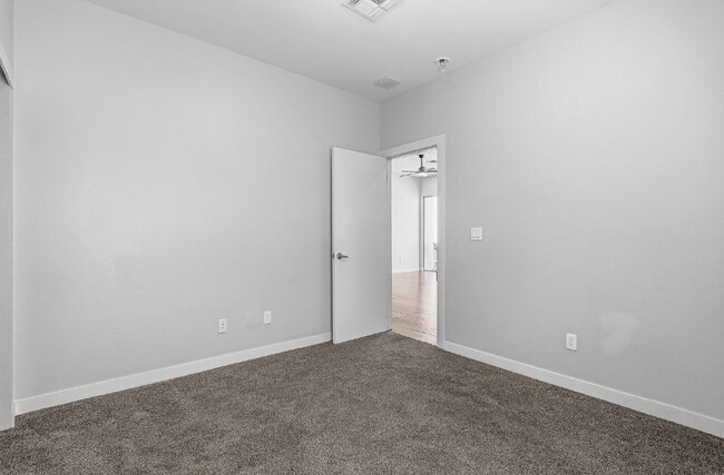 Building Photo - 4 bedroom with outdoor kitchen, fully landscaped in 79928