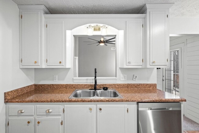 Building Photo - Pet Friendly Five Bedroom with Basement!