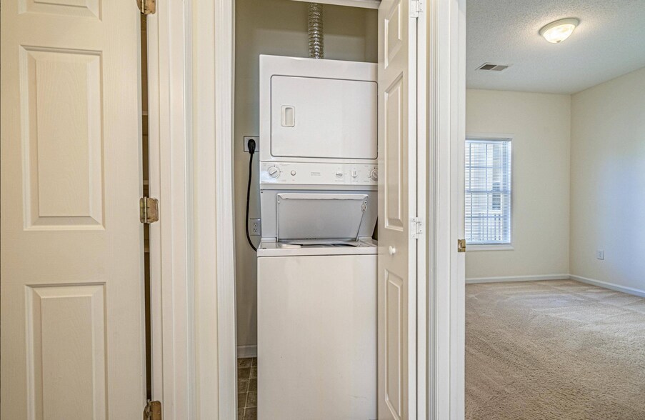 Washer/Dryer in Halll - 2090 Cross Gate Blvd
