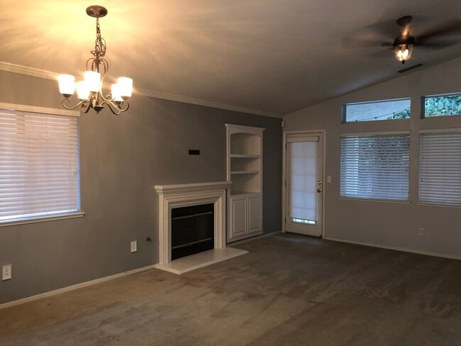 Building Photo - Beautiful 3 bedroom/ 2 bath home in Citrus...