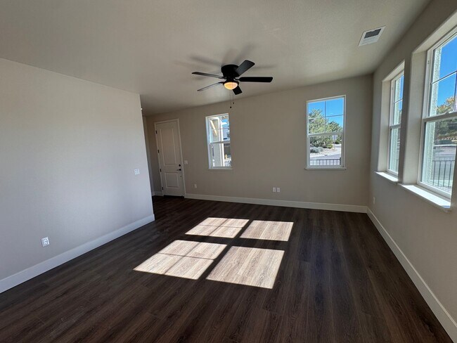 Building Photo - NEW! 3/2.5/2 Townhome in Gardnerville