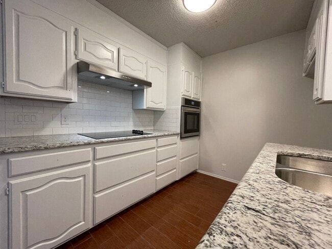 Building Photo - AVAILABLE NOW - 2 Bedroom 1 Bath Two Story...