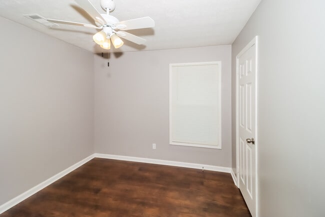 Building Photo - Fantastic 3bd/2ba home! Let yourself in!