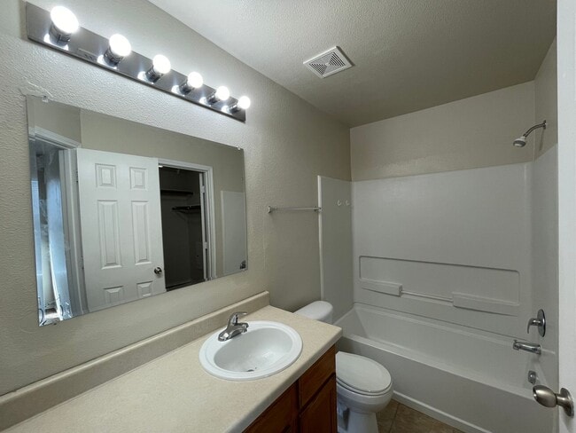Building Photo - Townhome for rent
