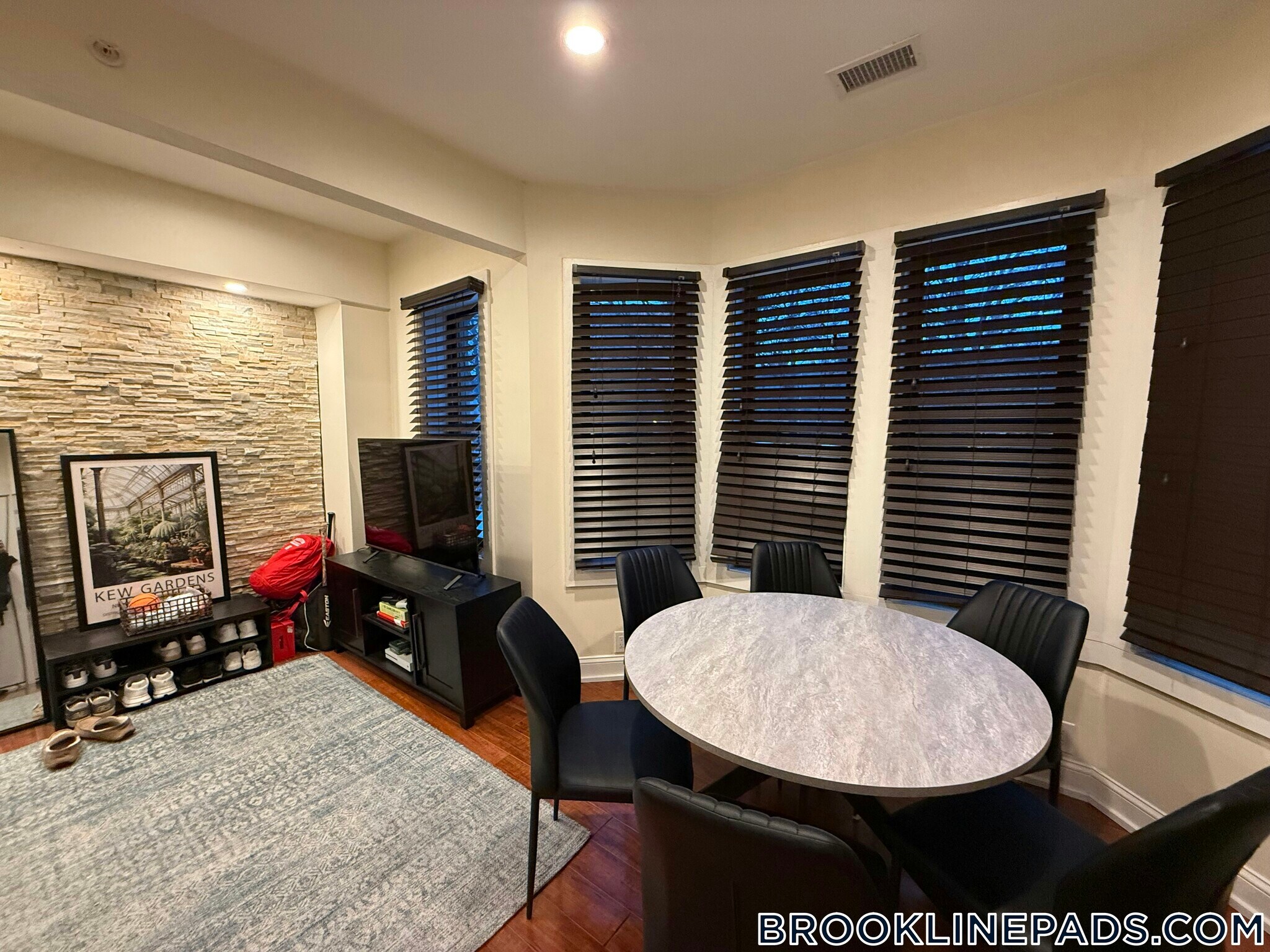 Building Photo - 1203 Beacon St