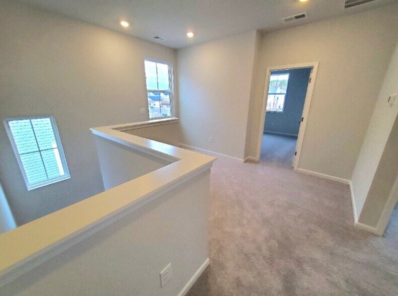 Building Photo - 160 Cypress Holw Dr