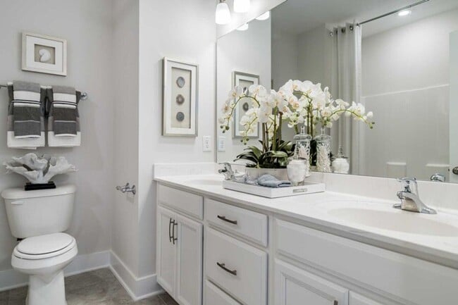 Building Photo - 3 Bedroom 2.5 Bathroom End Unit Townhome w/ 1st Floor Owners Suite and a 2 car Garage in the hear...