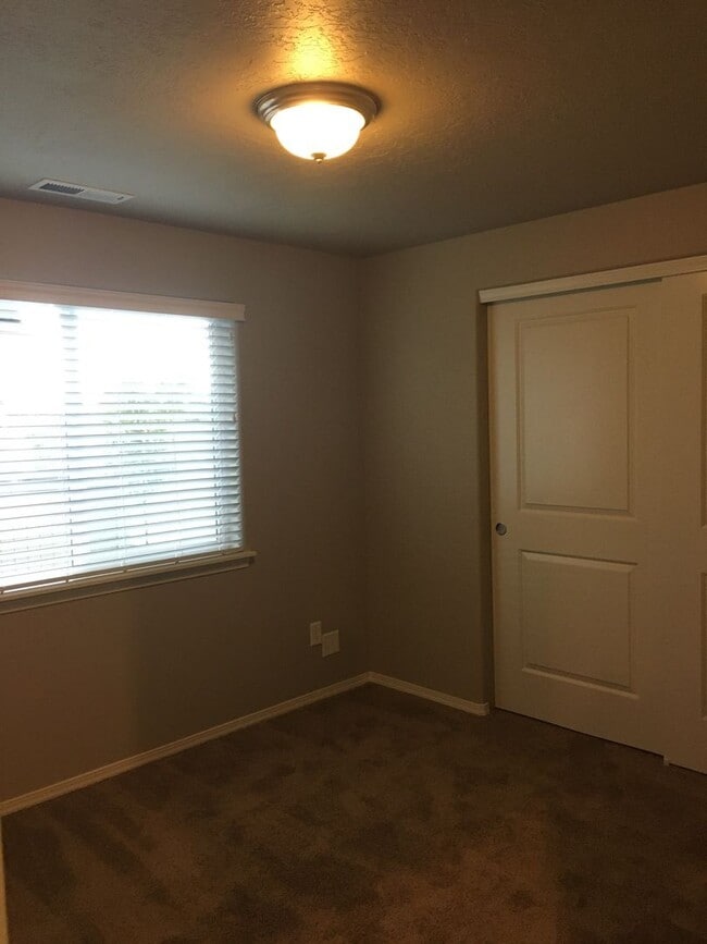 Building Photo - 2 Bedroom / 1 Bathroom in SW Redmond Commu...