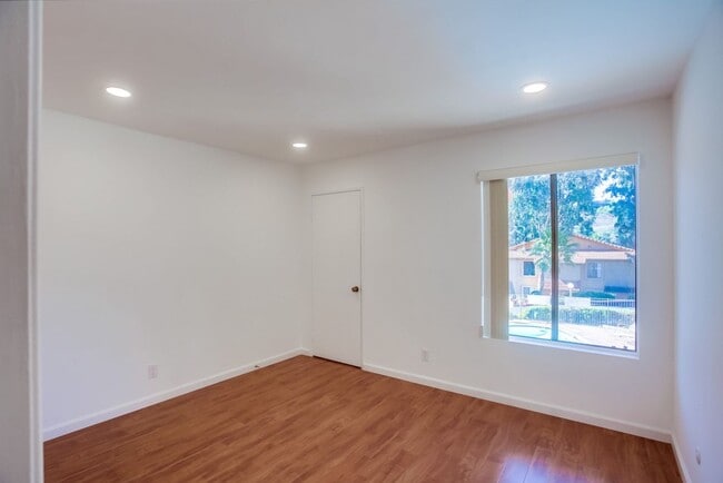 Building Photo - Cute Oceanside condo with garage parking!