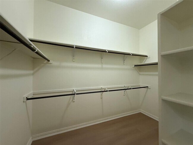 Building Photo - 633 Peregrine Way