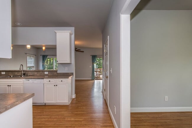 Building Photo - Rare opportunity to rent on LAKE MURRAY!