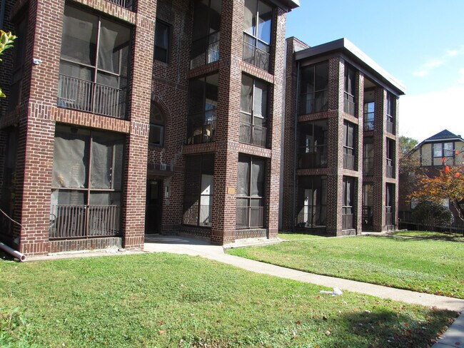 Primary Photo - 2111 Park Ave