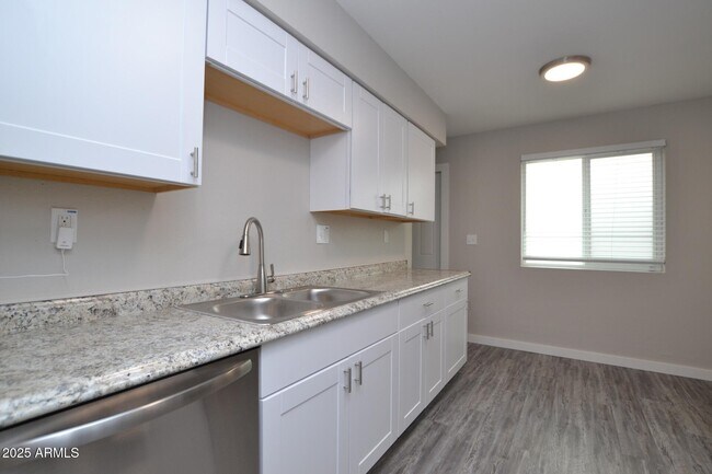 Building Photo - 2202 W Devonshire Ave