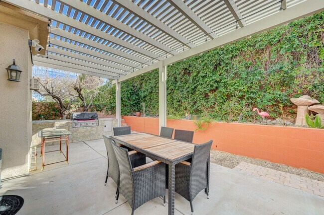 Building Photo - Stunning single-story home in picturesque community!