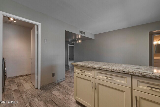 Building Photo - 3012 W Bethany Home Rd