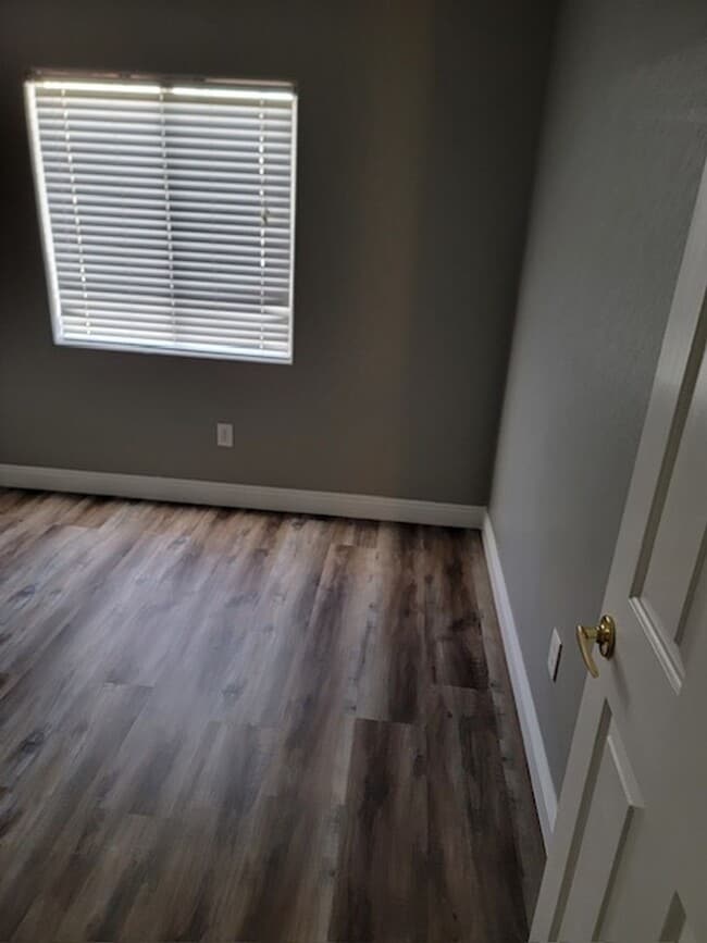 Building Photo - 3 Bedroom Townhouse with a backyard