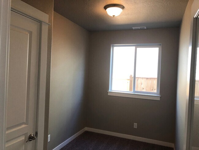 Building Photo - Beautiful newer 4 bedroom house in Coburg!