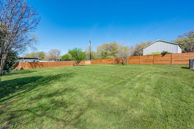 Building Photo - 304 Oak Dr
