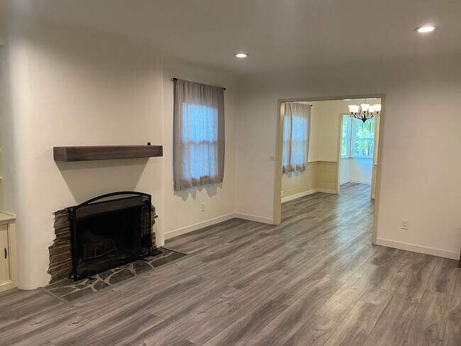 Building Photo - 1523 N Grand Oaks Ave