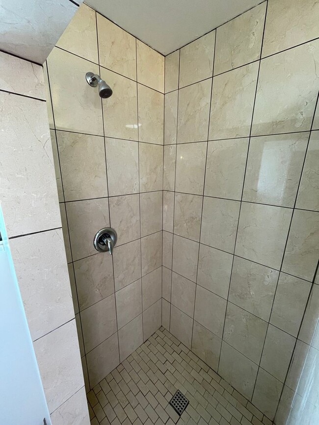 Building Photo - 5 Bedroom 2 Bathroom Apartment in Goleta