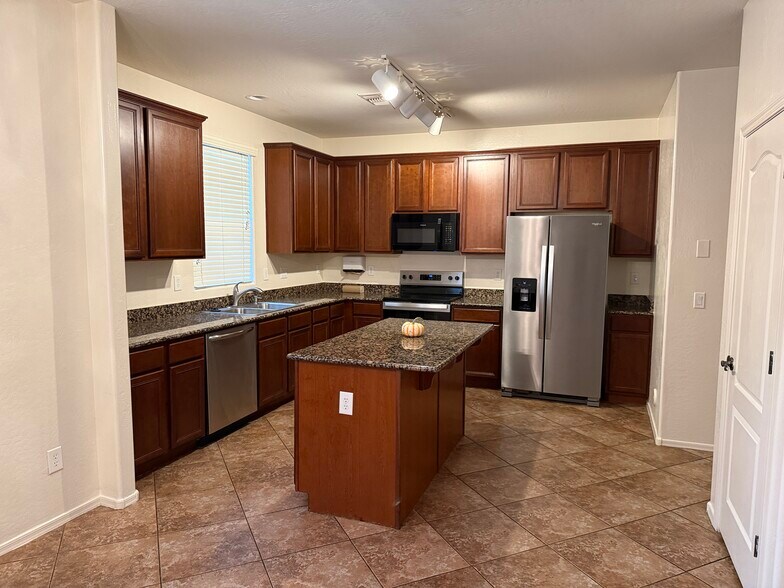 Building Photo - 4264 E Carla Vista Dr