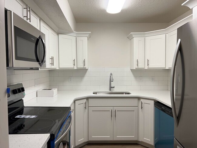 Building Photo - 2244 N Canyon Rd