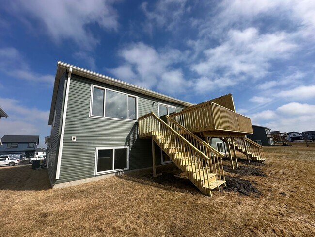 Building Photo - 4-Bedroom, 2-Bathroom Twin Home in South Fargo!