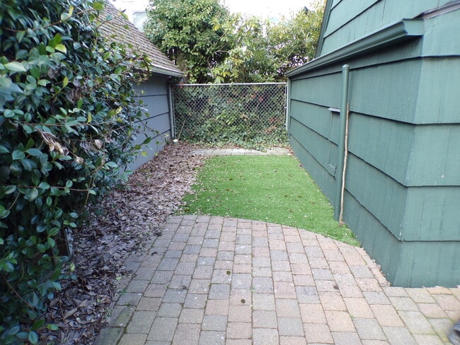 Building Photo - 4621 NE Royal Ct