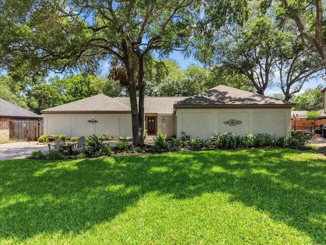 Building Photo - 1626 Lake Bluff Dr