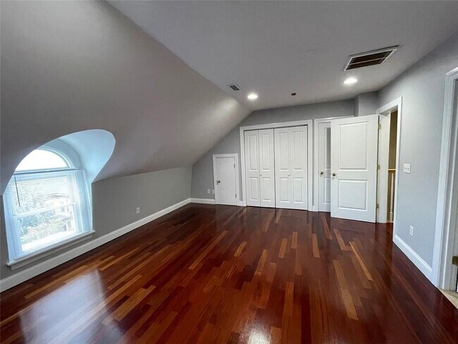 Building Photo - 422 Broadway,