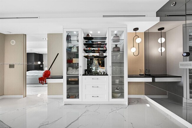 Building Photo - 1000 South Pointe Dr