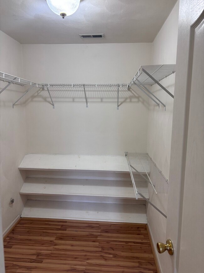 Building Photo - 900 Charnell Dr