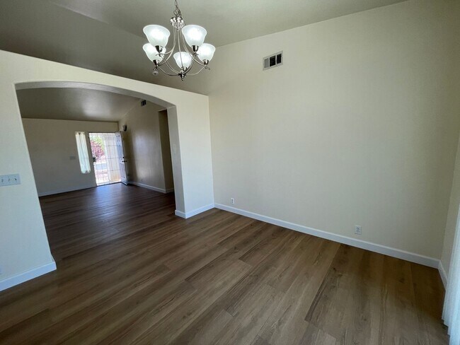 Building Photo - Apple Valley Home in The Vineyards- 3 Bedrooms, 2 Bathrooms, 2 Car Garage, New Flooring