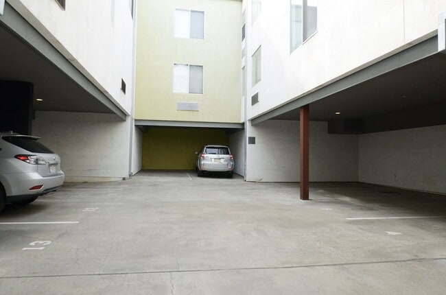 Building Photo - 1944 State St